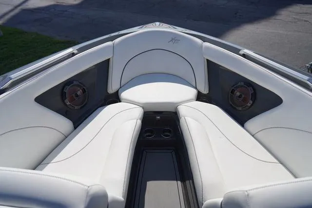 Slide: The Image of MasterCraft XT23 2019 - 13