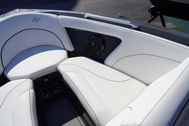 Slide: The Image of MasterCraft XT23 2019 - 14