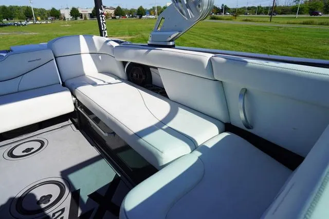 Slide: The Image of MasterCraft XT23 2019 - 18