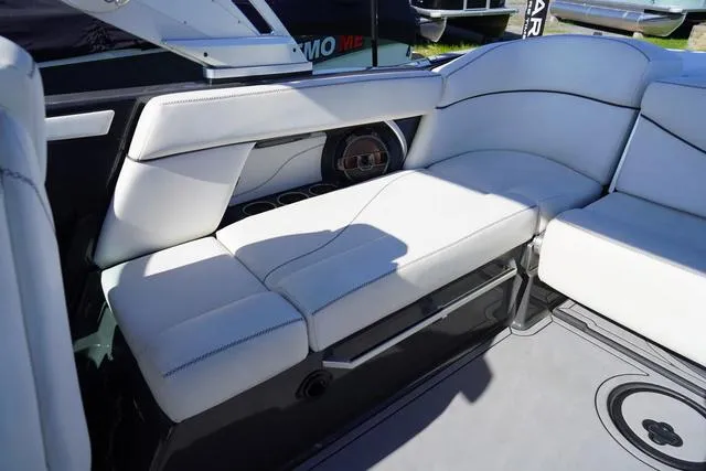 Slide: The Image of MasterCraft XT23 2019 - 20