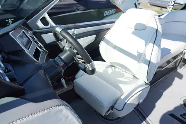 Slide: The Image of MasterCraft XT23 2019 - 21