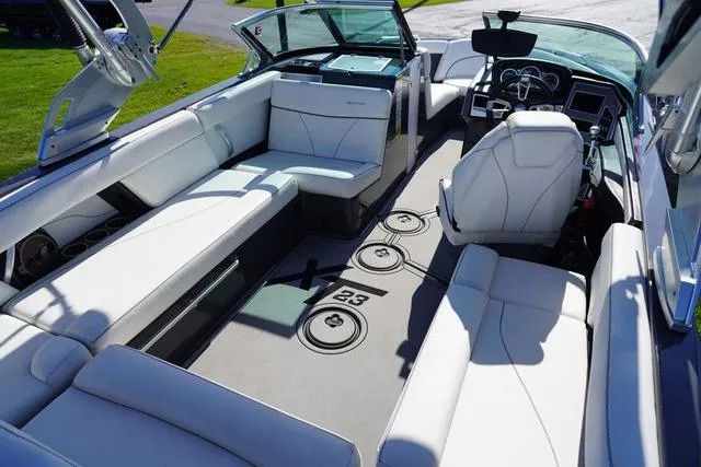 Slide: The Image of MasterCraft XT23 2019 - 36