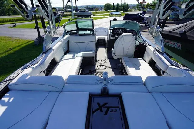 Slide: The Image of MasterCraft XT23 2019 - 44