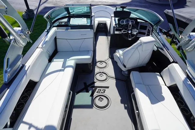 Slide: The Image of MasterCraft XT23 2019 - 8