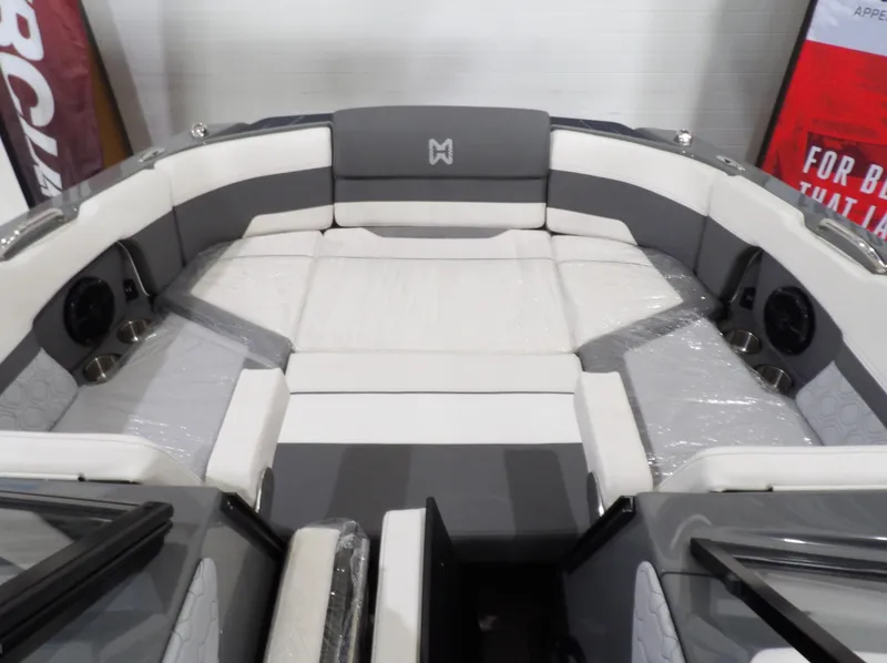 Slide: The Image of Heyday Wake Boats H22 2025 - 10