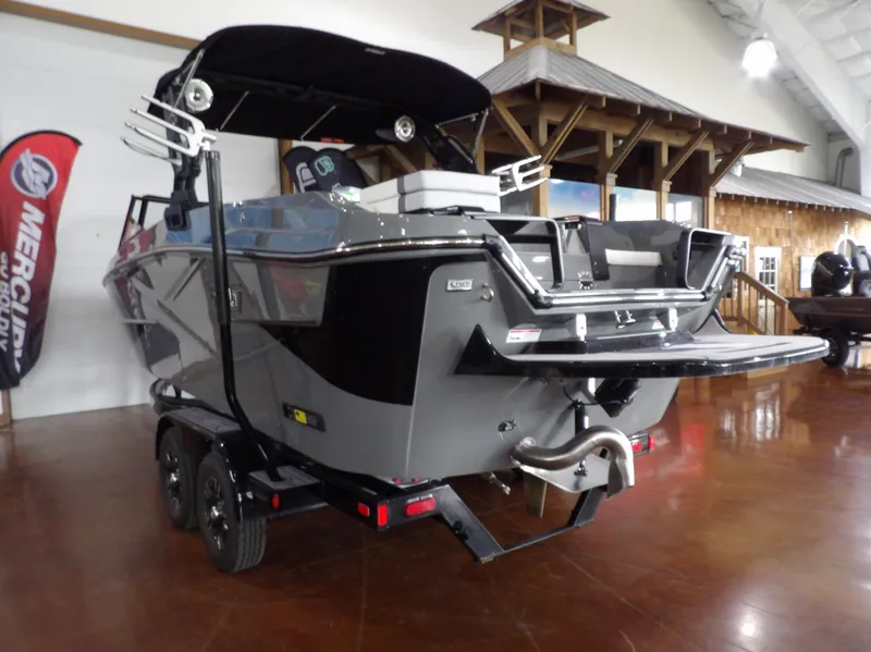 Slide: The Image of Heyday Wake Boats H22 2025 - 3