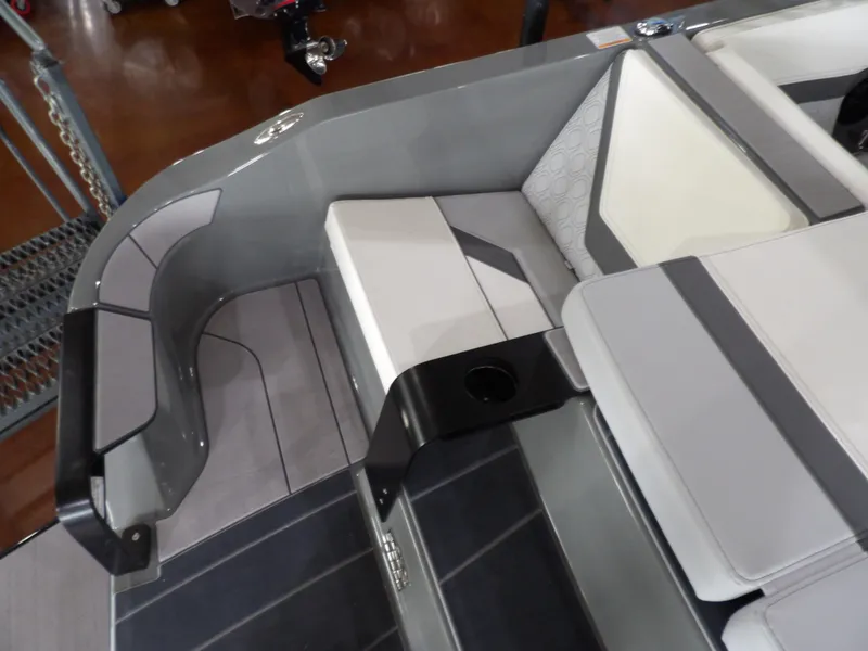 Slide: The Image of Heyday Wake Boats H22 2025 - 6