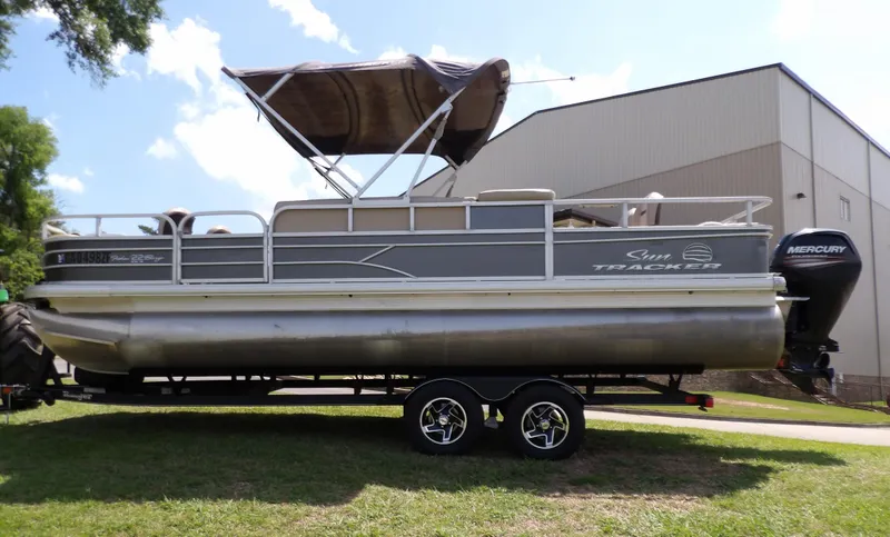 Slide: The Image of Sun Tracker SIG Fishin'Barge 22 2017 - 5