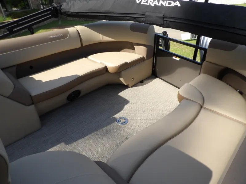 Slide: The Image of Veranda Relax 22 RC 2025 - 13