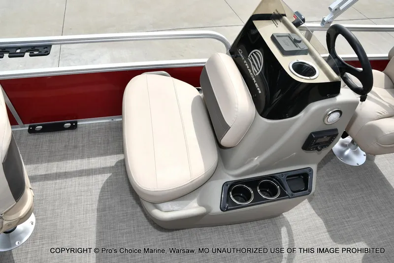 Slide: The Image of Sun Tracker Bass Buggy 16 XL Select w/50HP CT 4 Stroke 2025 - 28