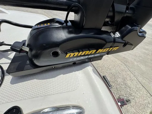 Slide: The Image of Minn Kota motor on 2014 Tahoe 215 Xi boat, close-up view. - 15
