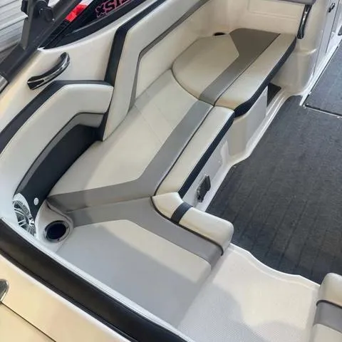 Slide: The Image of Yamaha 212X 2015 - 6