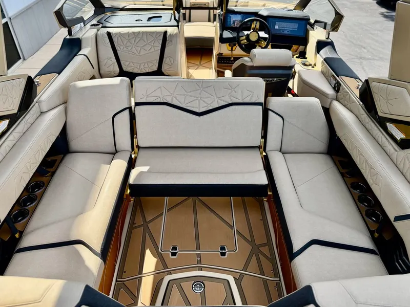 Slide: The Image of Nautique Paragon G23 2026 - 12