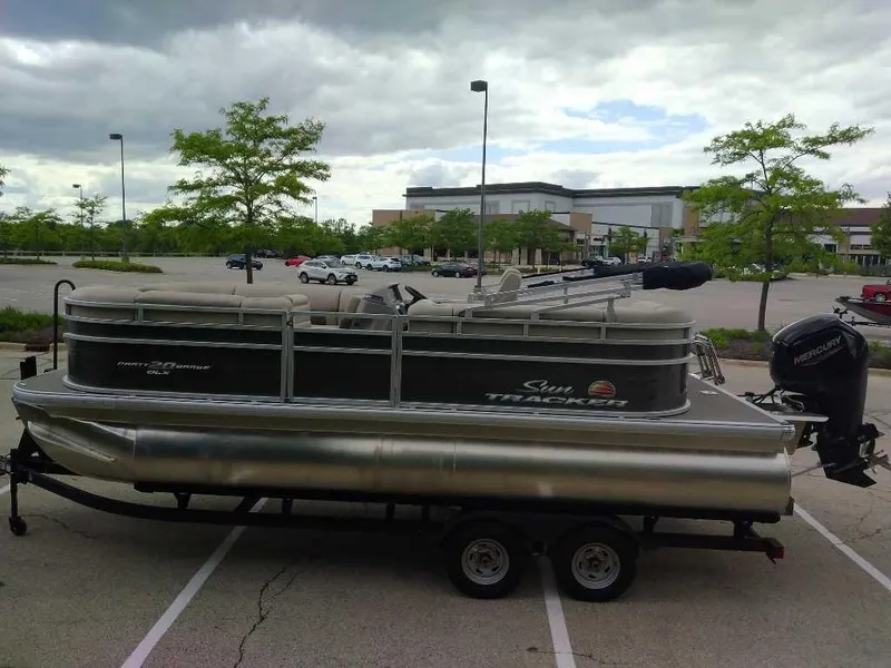 Slide: The Image of Sun Tracker Party Barge 20 DLX 2025 - 60