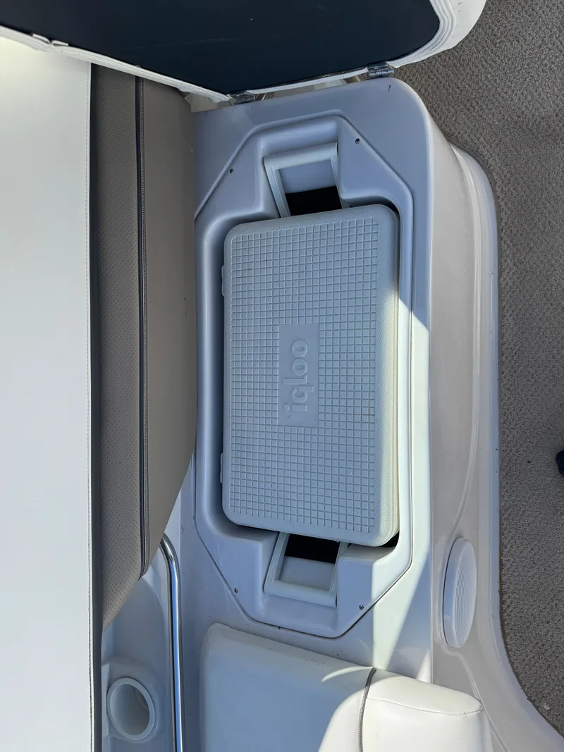 Slide: The Image of Built-in cooler on 2004 Four Winns 250 Horizon boat. - 13