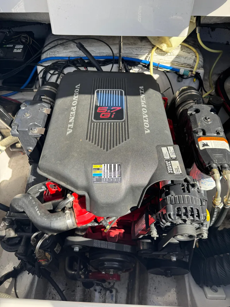 Slide: The Image of 2004 Four Winns 250 Horizon engine compartment with Volvo Penta motor. - 17