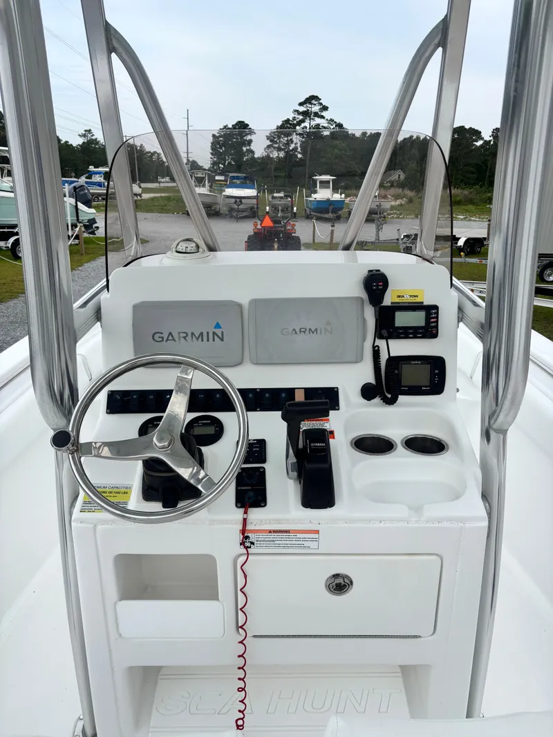 Slide: The Image of Sea Hunt Ultra 225 2016 - 4