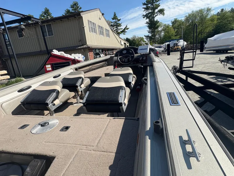 Slide: The Image of 2003 Tracker Targa 17 SC boat interior with seating and steering console. - 5