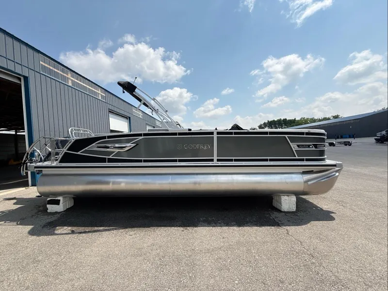 Slide: The Image of Aqua 255 SFL 2025 - 1