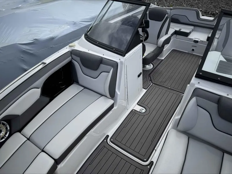 Slide: The Image of Yamaha 212 Limited 2017 - 14