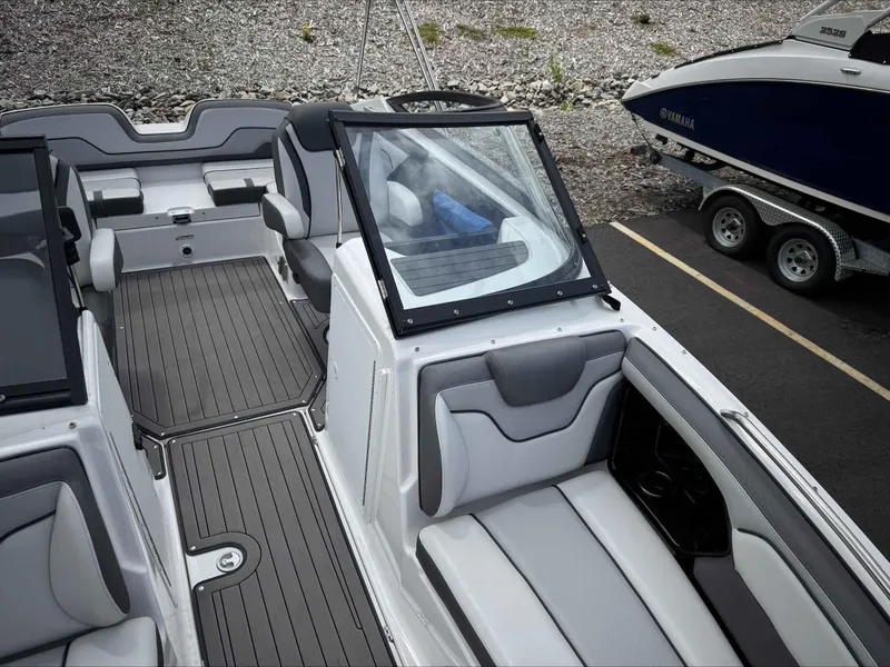 Slide: The Image of Yamaha 212 Limited 2017 - 15