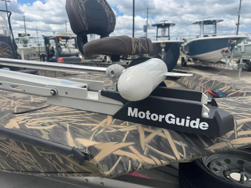 Slide: The Image of Crestliner 2000 Bay 2016 boat with MotorGuide trolling motor, camo pattern, and seating. - 20