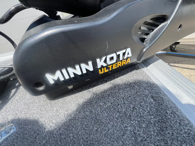 Slide: The Image of Minn Kota Ulterra motor on 2007 Lund 1800 Pro-V SE boat deck. - 12