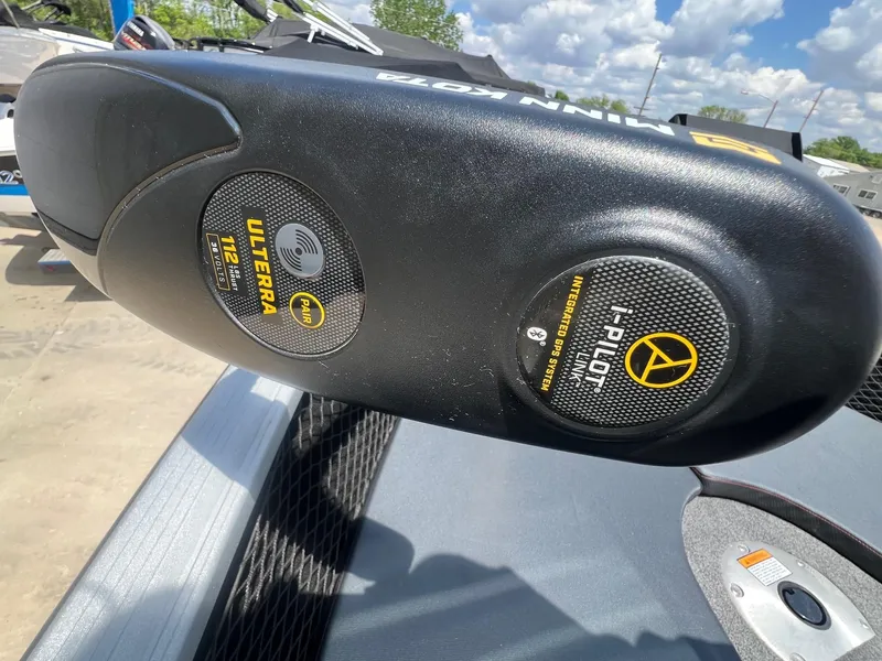 Slide: The Image of Minn Kota Ulterra motor on 2007 Lund 1800 Pro-V SE boat, featuring i-Pilot Link GPS system. - 13