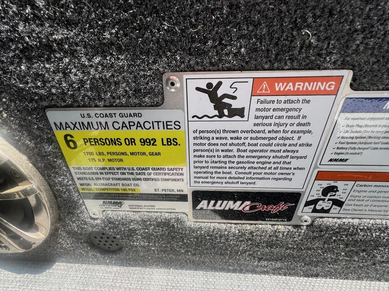 Slide: The Image of 2007 Lund 1800 Pro-V SE boat capacity and safety warning labels. - 22