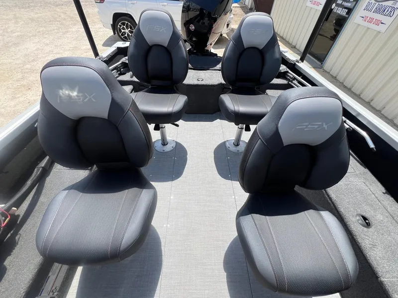 Slide: The Image of 2007 Lund 1800 Pro-V SE boat interior with four FSX seats. - 28