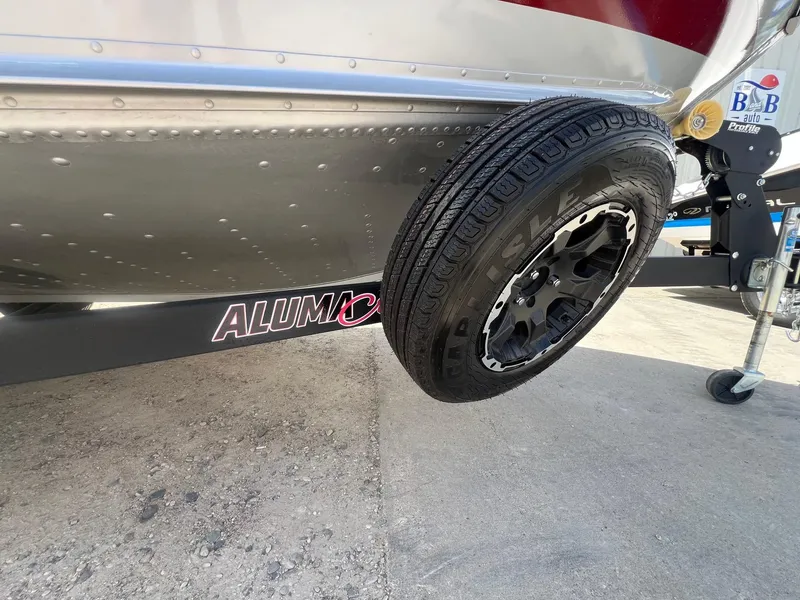 Slide: The Image of Trailer wheel of 2007 Lund 1800 Pro-V SE boat on concrete surface. - 33