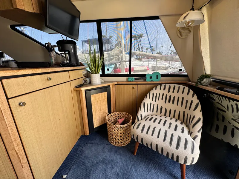 Slide: The Image of Interior of 2000 Bayliner 3988 yacht with modern decor and comfortable seating. - 43