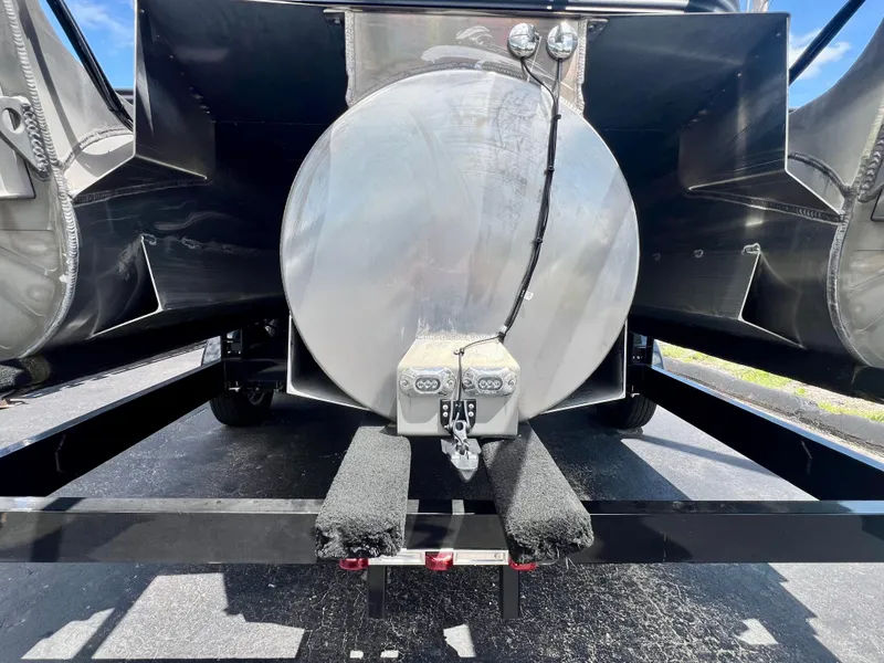 Slide: The Image of Rear view of 2022 Manitou 25 LX SHP DE pontoon boat on trailer. - 29