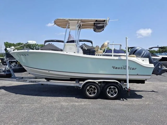The Image of NauticStar 2102 XS Legacy 2019 - 1