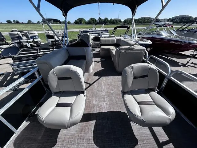 Slide: The Image of Sun Tracker Fishin' Barge 22 DLX 2019 - 10