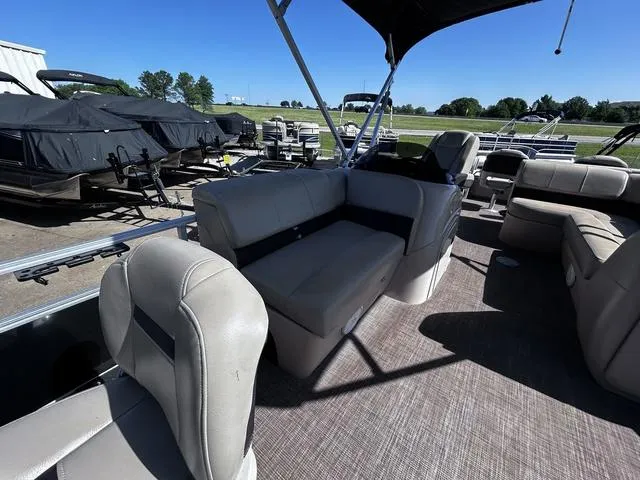 Slide: The Image of Sun Tracker Fishin' Barge 22 DLX 2019 - 11