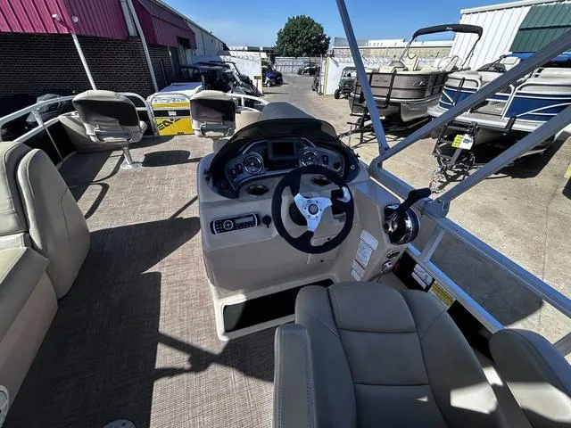 Slide: The Image of Sun Tracker Fishin' Barge 22 DLX 2019 - 14