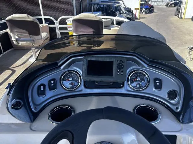 Slide: The Image of Sun Tracker Fishin' Barge 22 DLX 2019 - 16