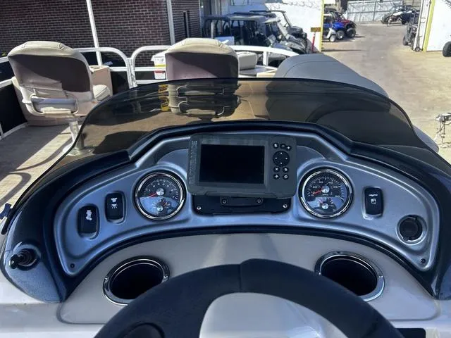 Slide: The Image of Sun Tracker Fishin' Barge 22 DLX 2019 - 17