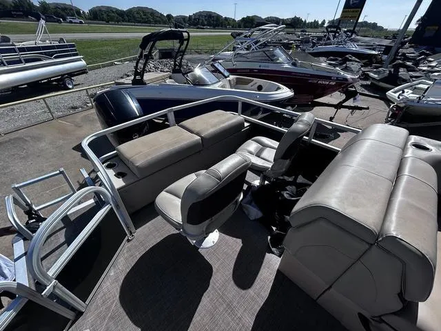 Slide: The Image of Sun Tracker Fishin' Barge 22 DLX 2019 - 18