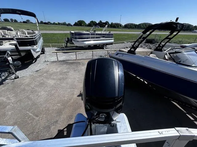 Slide: The Image of Sun Tracker Fishin' Barge 22 DLX 2019 - 19