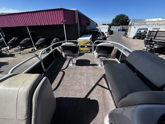 Slide: The Image of Sun Tracker Fishin' Barge 22 DLX 2019 - 21