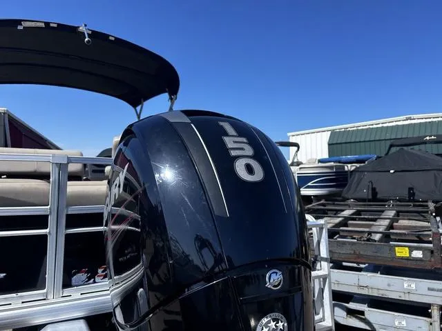 Slide: The Image of Sun Tracker Fishin' Barge 22 DLX 2019 - 5