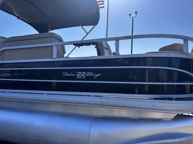 Slide: The Image of Sun Tracker Fishin' Barge 22 DLX 2019 - 8