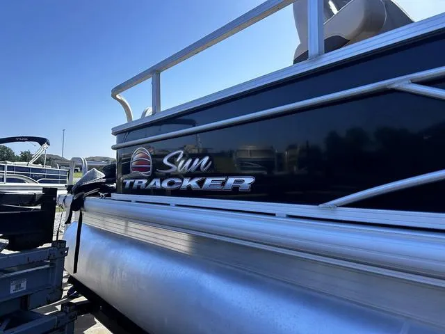 Slide: The Image of Sun Tracker Fishin' Barge 22 DLX 2019 - 9
