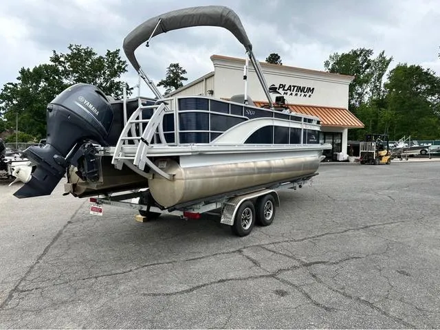 Slide: The Image of 2022 Bennington 22 SXFAPG pontoon boat on trailer at Platinum Marine dealership. - 1