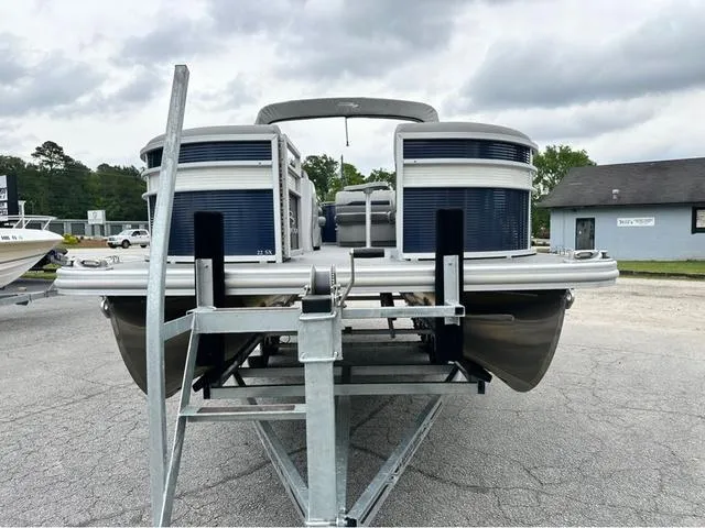 Slide: The Image of 2022 Bennington 22 SXFAPG Dual Stern Gates pontoon boat on trailer. - 5