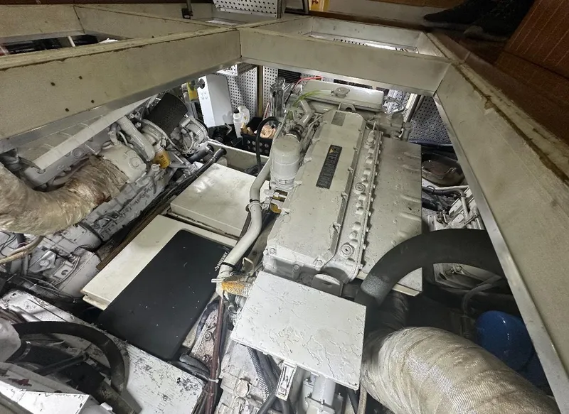 Slide: The Image of 1994 President 445 Sundeck yacht helm with steering wheel and fire extinguisher. - 33