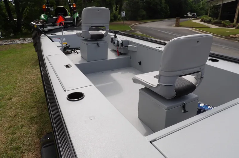 Slide: The Image of Crestliner C16OS OUTLOOK STICK STEER 2025 - 18