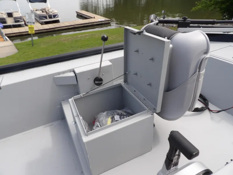 Slide: The Image of Crestliner C16OS OUTLOOK STICK STEER 2025 - 19